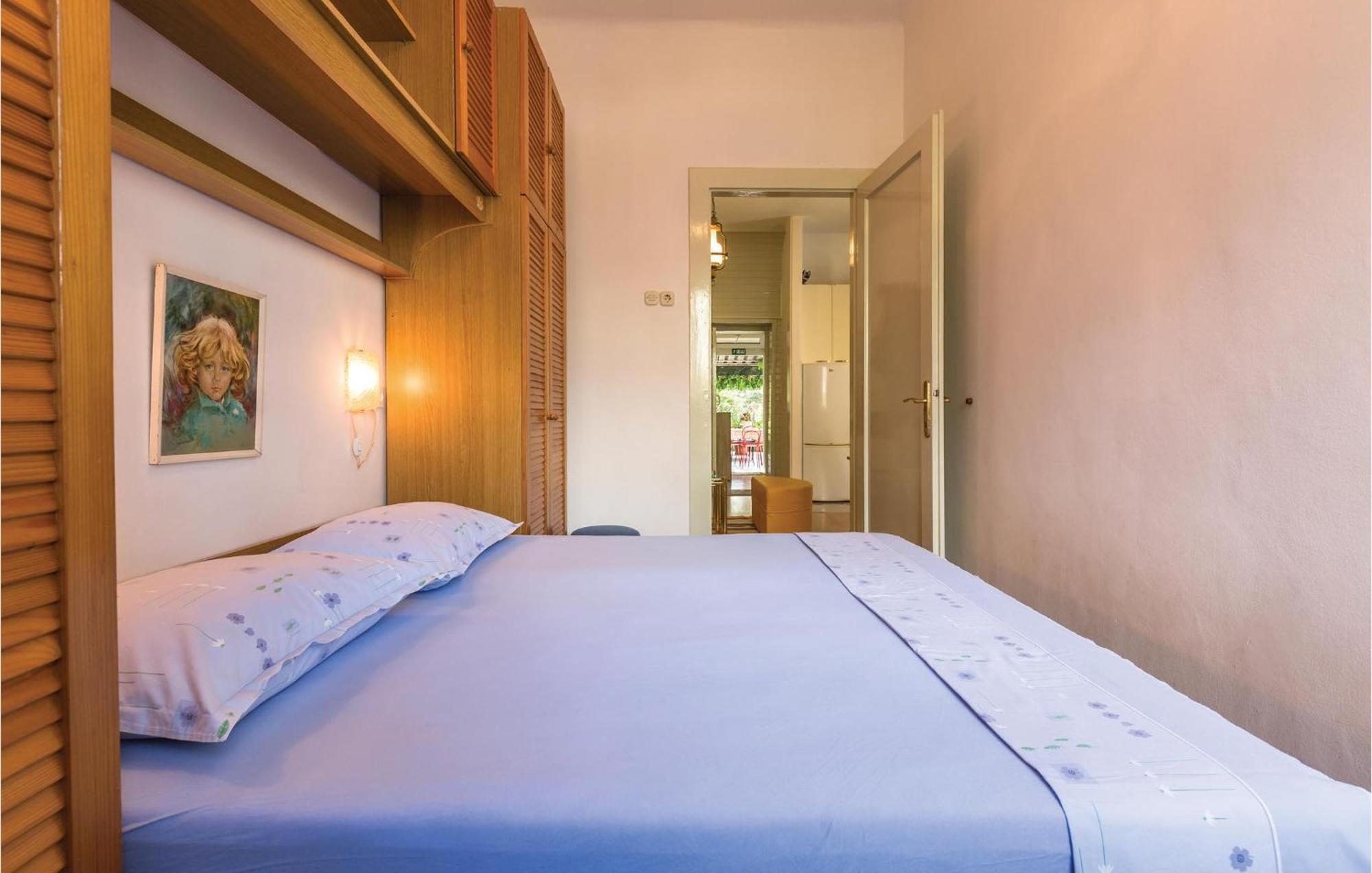 Awesome Apartment In Makarska With Kitchen Buitenkant foto
