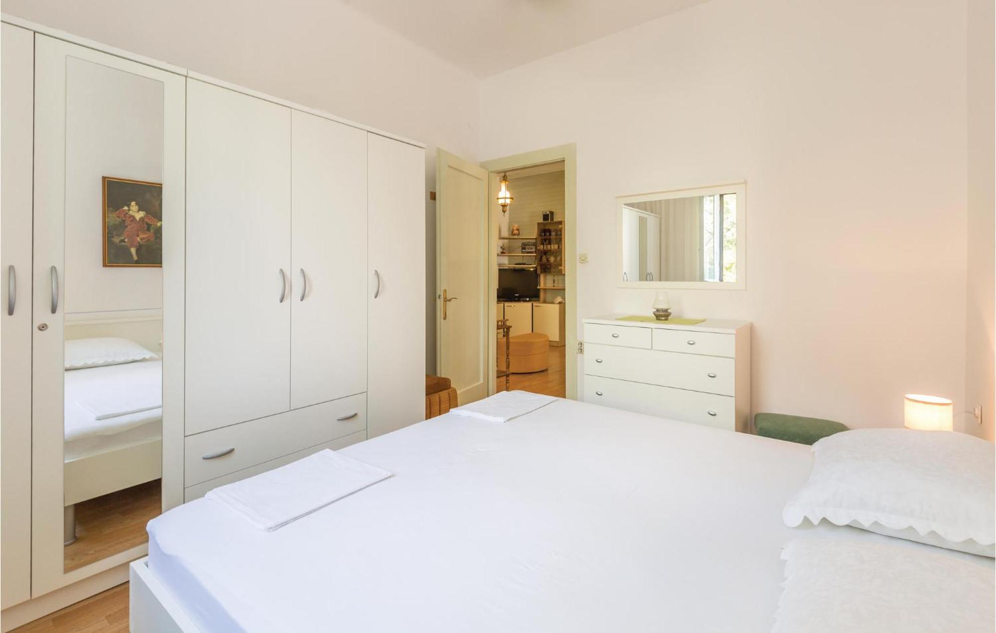 Awesome Apartment In Makarska With Kitchen Buitenkant foto