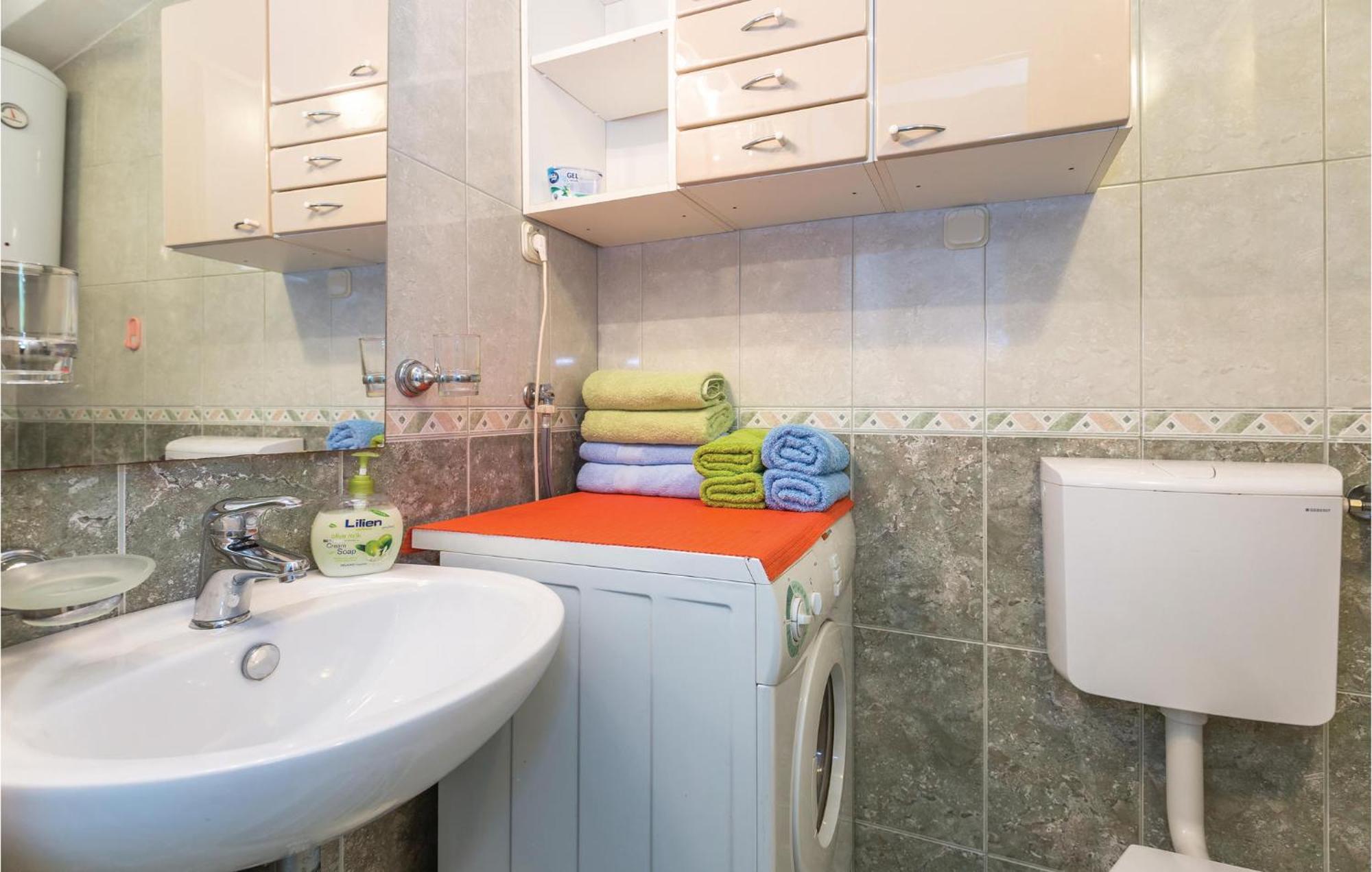 Awesome Apartment In Makarska With Kitchen Buitenkant foto