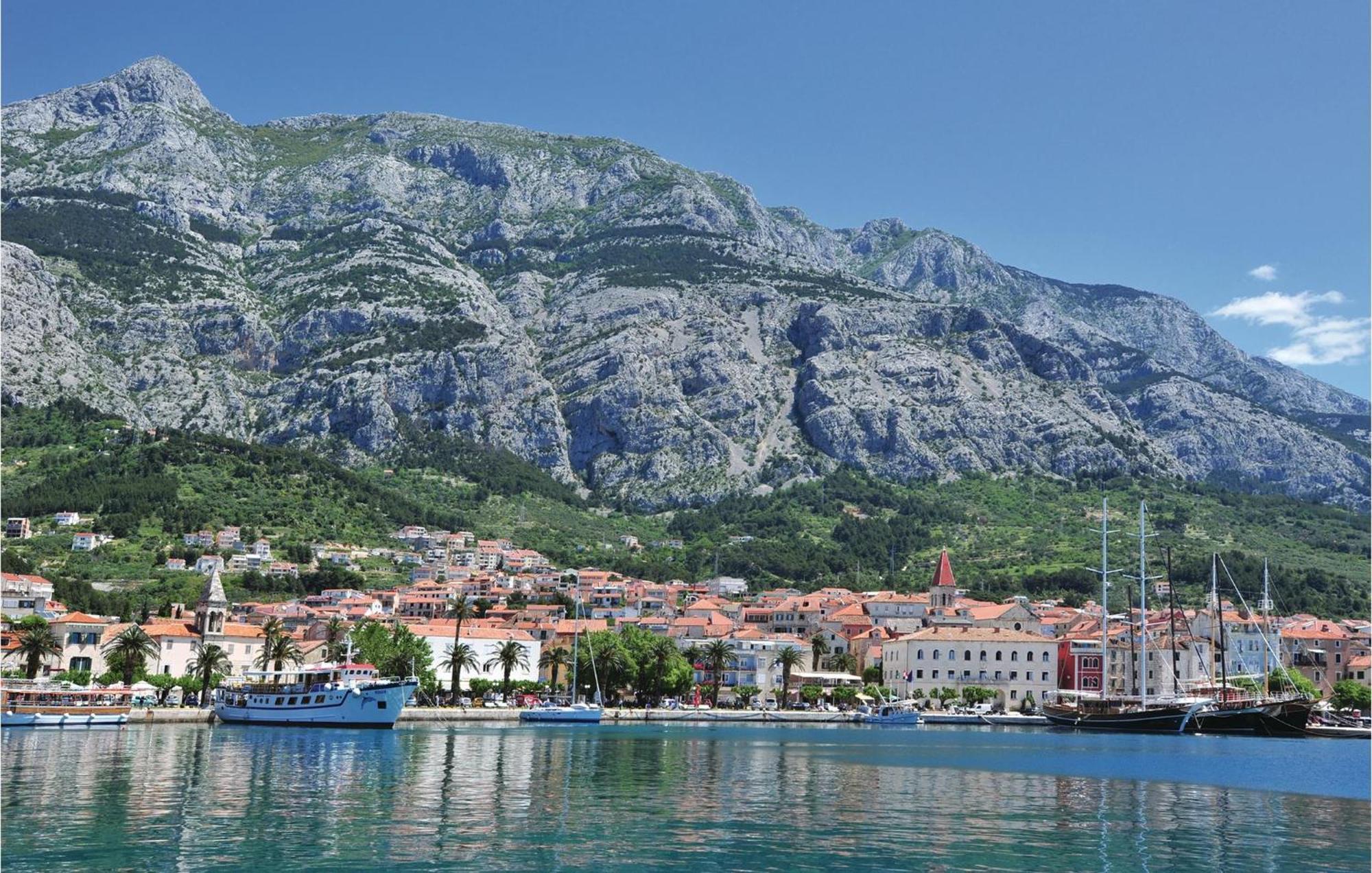Awesome Apartment In Makarska With Kitchen Buitenkant foto