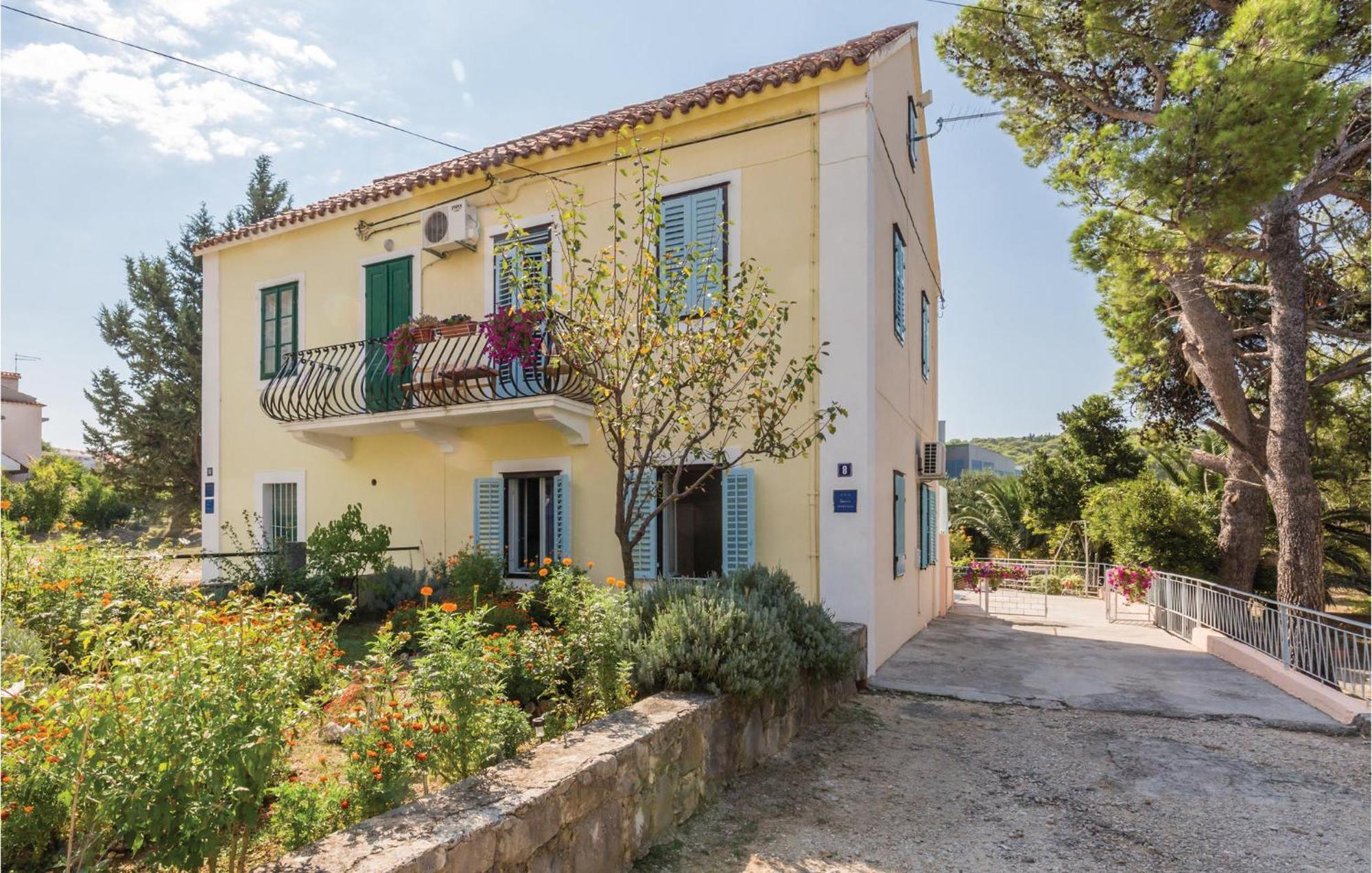 Awesome Apartment In Makarska With Kitchen Buitenkant foto