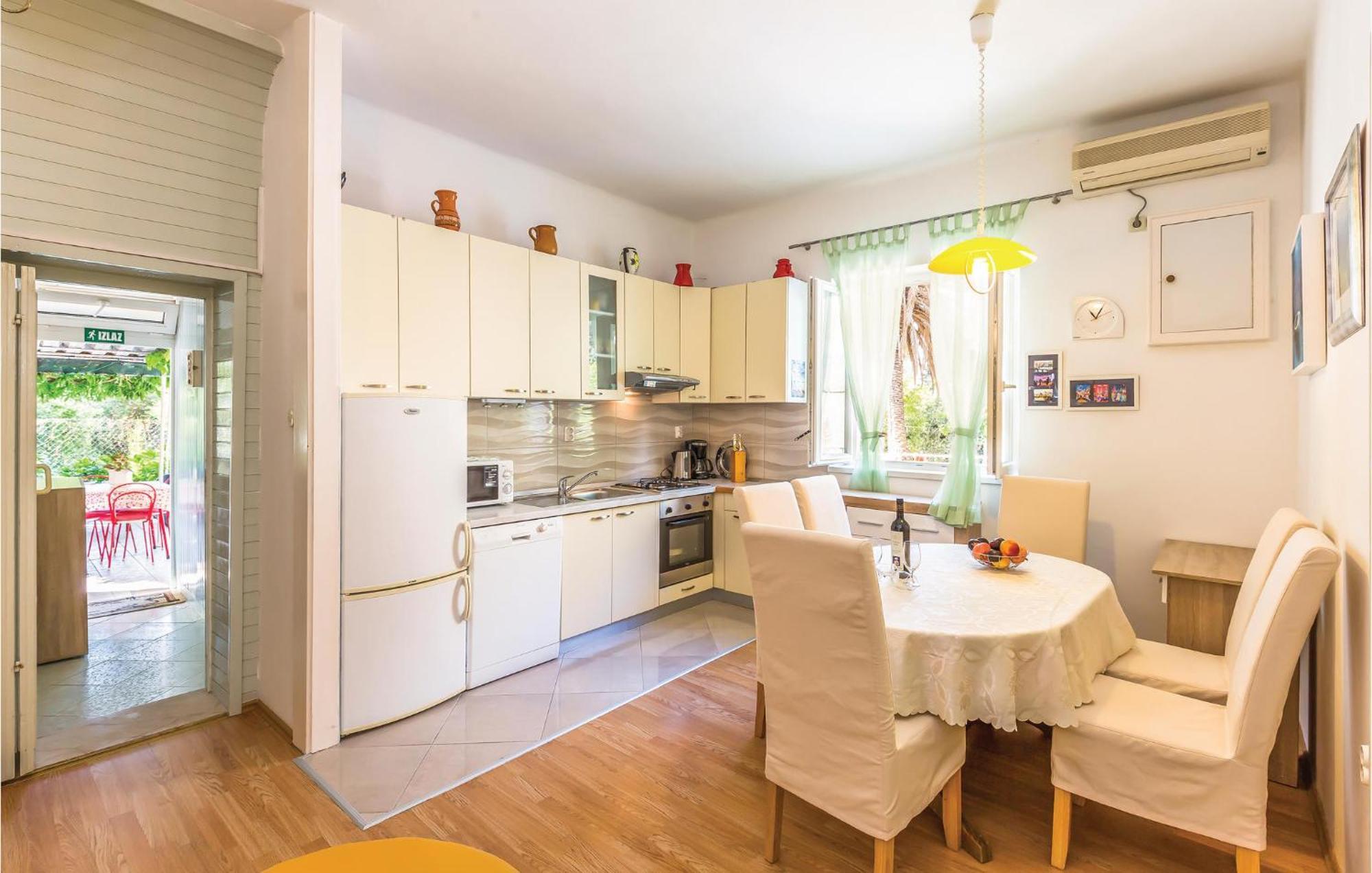 Awesome Apartment In Makarska With Kitchen Buitenkant foto